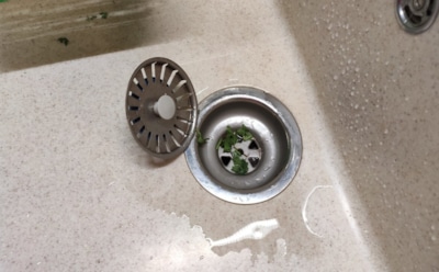 Этот кубик из морозилки спасает слив раз в неделю: хитрый метод против засоров