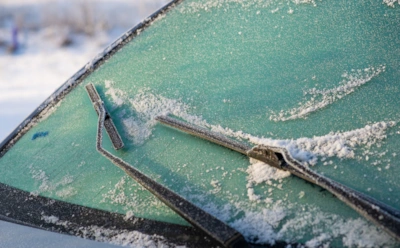 Лобовое стекло больше не сковывает лед: этот советский трюк до сих пор спасает водителей зимой