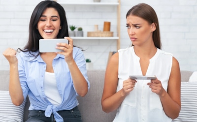 Улыбается и вроде поддерживает: скрытые признаки зависти, которые вы чаще всего игнорируете