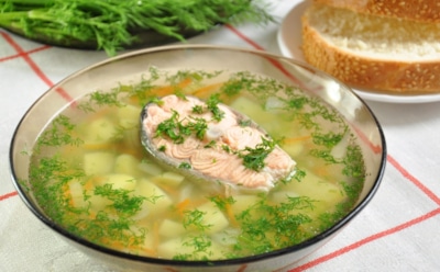 Не просто похлебка, а событие на столе: как готовят праздничную уху из петуха по старинной традиции