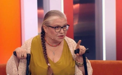 «Королева эпизода» Ксения Непомнящая спит на полу и поет в электричках после 20 лет домашнего ада