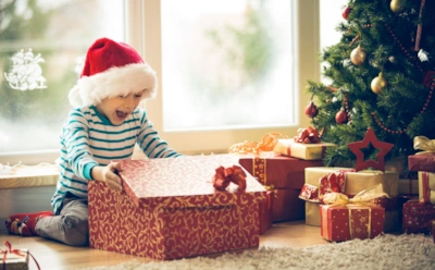 Подарок важнее сладостей: какую новогоднюю игрушку выбрать, чтобы дети были в восторге