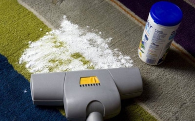 Пыль исчезает, запахи уходят: как почистить ковер сухим способом за одну ночь