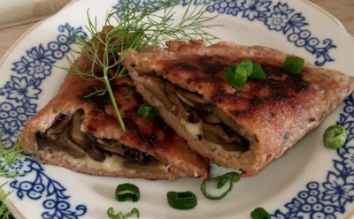 Котлеты уже надоели, а чебуреки лень лепить: тогда попробуйте этот рецепт с грибами и плавленым сыром