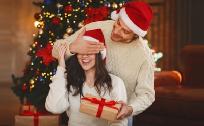 Новый год ставит в тупик даже уверенных мужчин: какой выбрать подарок девушке, чтобы не ошибиться