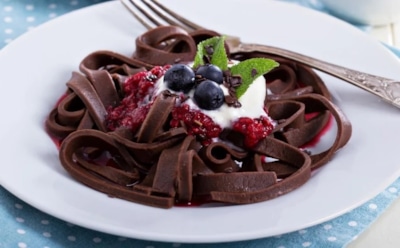 С виду паста, на вкус — пирожное: шоколадная лапша с кремом ломает все шаблоны питания