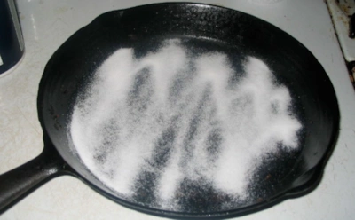 Чугун почернел и липнет — не страшно: хитрый дедовский способ возвращает сковородке новую жизнь