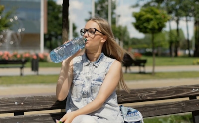 Даже вода может навредить: врач объяснил, как чрезмерное питье разрушает почки