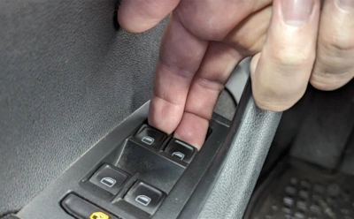 Этот трюк спасает от дождя за секунды: неочевидная возможность стеклоподъемников