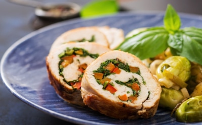 Гости ждут курицу, а получают шоу: рулет с овощной начинкой — идеальный выбор для центра новогоднего стола