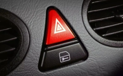 Аварийка перестала быть безобидной: почему привычное мигание на дороге может выйти боком