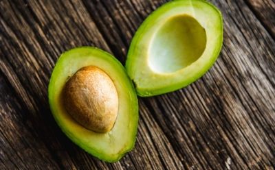 Авокадо заканчивается, польза остается: нестандартная подкормка для цветов из кухонных остатков