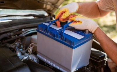Вроде пустяк, но ошибка обойдется дорого: как правильно снимать аккумулятор, чтобы не спалить электрику в автомобиле