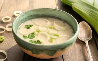 Секрет правильного бульона — вовсе не в долгой варке: раскрываем домашний лайфхак с пореем