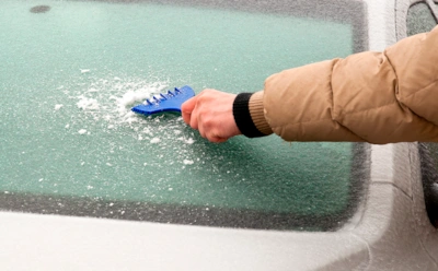 Скребок портит стекло вашего авто: найден хитрый зимний прием, который работает иначе