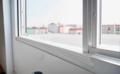 Мороз лезет в окна без спроса — не пускайте: этот подручный состав ведет себя умнее монтажной пены