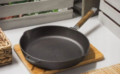 Эту сковороду уже мысленно списали: этот прием снимает застарелый нагар без мук и скрежета