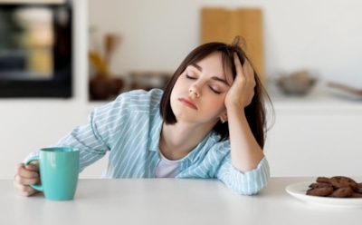 После обеда накрывает не лень, а физиология: диетолог объяснила, почему падает энергия днем