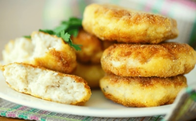 Картофельные котлеты внезапно заиграли по-новому: рецепт с рисом и орехами, который удивляет с первого укуса