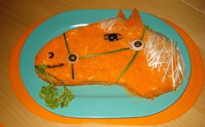 Новогодний стол требует символов, а не банальных салатов: эта эффектная «Лошадка» принесет вам удачу в наступающем 2026-м