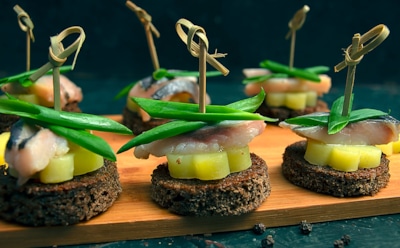 Скандинавский характер и русская душа: эти канапе с селедкой отлично подходят для семейных праздников