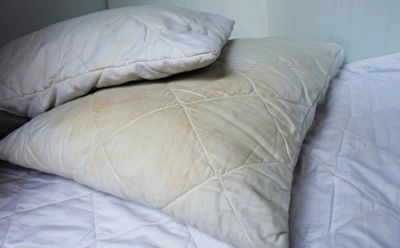 Пришло время забыть про желтые пятна: простой домашний прием возвращает подушкам свежий вид без лишних хлопот