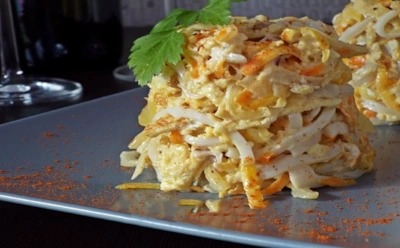 Неожиданная звезда праздничного стола: салат, который соединяет морепродукты и блины