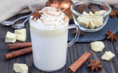 Какао тут и не пахнет — а восторгов много: белый горячий шоколад идеально подойдет для праздничного стола