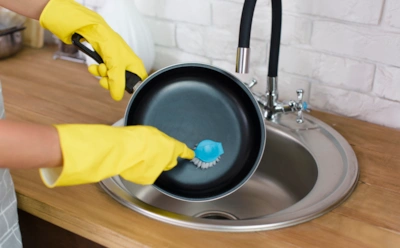 Чистота на кухне начинается с понимания: как ухаживать за посудой из разных материалов правильно