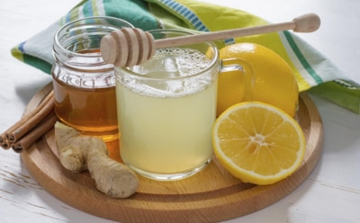 Сладость и острота сошлись в одном кувшине: этот лимонад утоляет жажду сразу — добавьте в праздничное меню