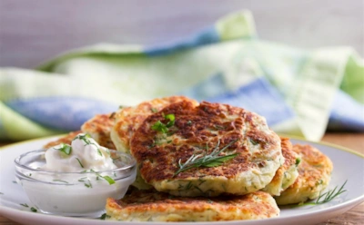 Картошка и сыр умеют удивлять: такие блинчики легко заменят полноценный обед