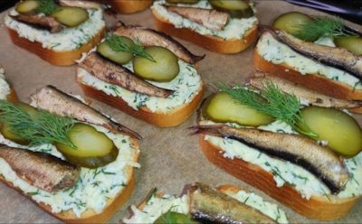 Хлеб, рыба и точное попадание во вкус: классическая закуска, которую ждут каждый Новый год