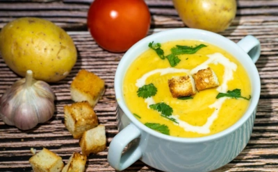 Дешево, нежно и очень по-домашнему: превратите картофель в густой сырный суп-пюре