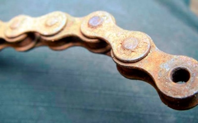 То, что выбрасывают, умельцы пускают в ход: как старая цепь превращается в надежную дверную петлю