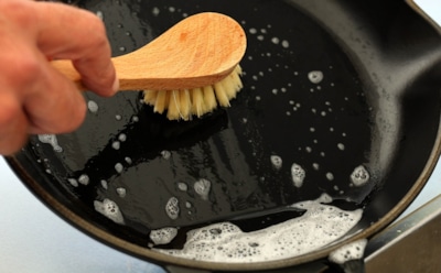 Сковороду еще рано списывать: метод глубокой очистки, который реально работает