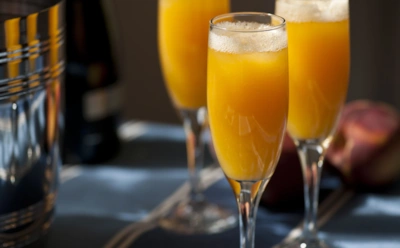 Искристо, ярко и по-новогоднему цитрусово: приготовьте безалкогольное мандариновое «шампанское» к празднику