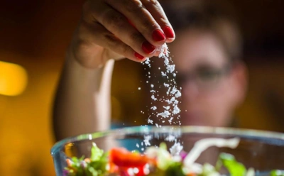 Вкус держится не только на соли: какие специи и приемы делают блюда насыщенными и спасают организм от избытка натрия