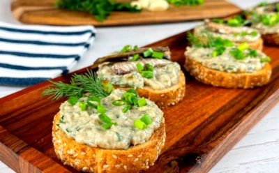 Угощение только выглядит скромно: бутерброды с этой намазкой не доживают до боя курантов