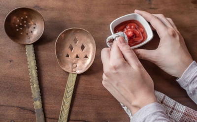 Медь выглядела безнадежно старой, пока не открыли холодильник: неожиданный способ вернуть блеск без химии