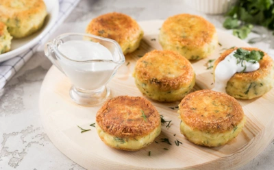 Домашний уют возможен и без мяса: картофельные котлеты с брынзой и соусом — сытно и по-настоящему нежно