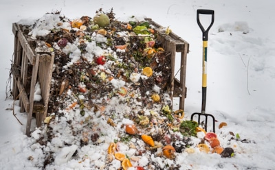 Лопата зимой может навредить больше, чем помочь: как не выпустить тепло из компостной кучи