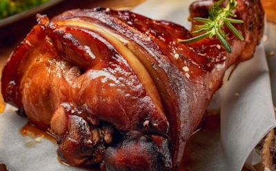 Эта рулька рушит привычные правила: новогодний рецепт, где не нужно ждать и вываривать