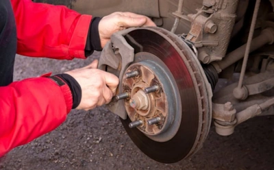 Этот визг выводит из себя даже пешеходов: простая гаражная хитрость, которая убирает скрип тормозов