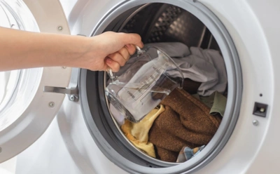 Флакон годами пылится зря: а ведь это аптечное средство отстирывает то, что порошки не могут