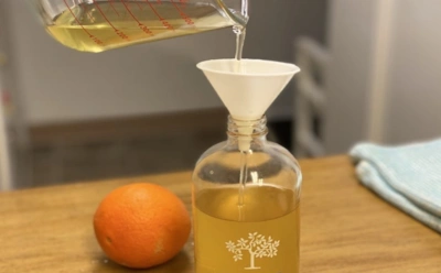 Мандарины съели, а магия осталась: простой домашний трюк с кожурой и уксусом упрощает уборку