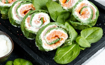 Эту закуску разбирают быстрее шампанского: зеленый рулет, который делает новогодний стол эффектным