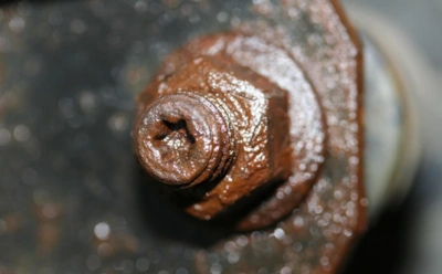 Ржавый болт ставит в тупик даже мастеров: простой трюк с кухни решает проблему за минуты