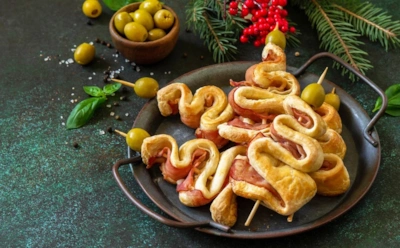 Когда слоеное тесто играет главную роль: закуска-елочка, способная украсть внимание у горячего