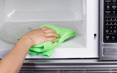 Застарелый жир сдается без боя: простой прием превращает микроволновку в чистую за минуты