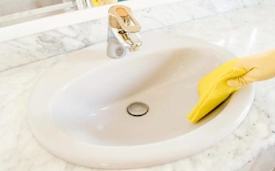 Раковина снова блестит без химии и усилий: неожиданный способ убрать налет средством из ванной